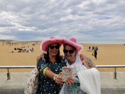 Dos mujeres se hacen un selfi en una playa británica este mes de mayo.