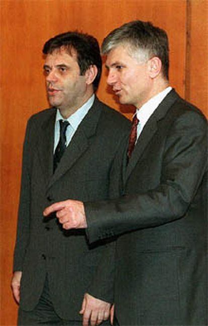 El primer ministro de Montenegro (izquierda) y su homólogo serbio.