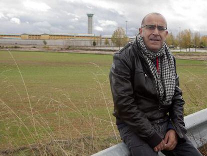 Francisco Alonso, jurista de la prisi&oacute;n de Topas, en Salamanca, posa delante del centro el pasado viernes.