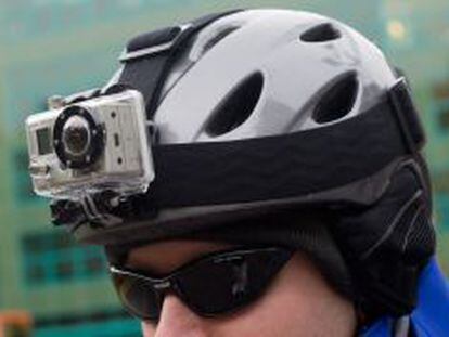 Un ciclista con una c&aacute;mara GoPro enganchada a su casco.
