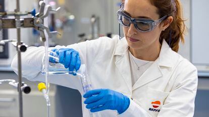Una científica trabaja en uno de los laboratorios del Repsol Technology Lab en Móstoles (Madrid).