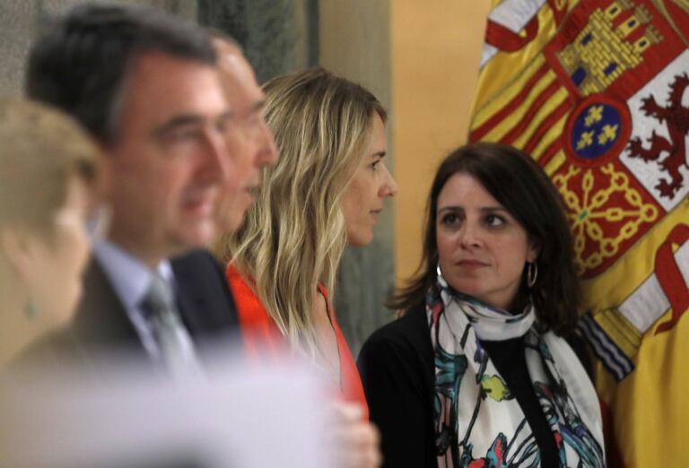 Adriana Lastra (derecha), con Cayetana Álvarez de Toledo, en febrero de 2020.