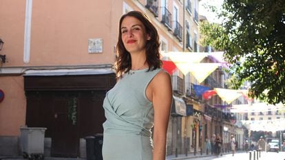 Rita Maestre anuncia su embarazo en una foto publicada en sus redes sociales y tomada en la calle del Mediodía Chica, en el centro de Madrid.