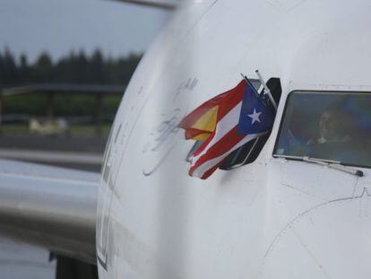 La bandera de Puerto Rico y Espa&ntilde;a, en la cabina del avi&oacute;n de Air Europa tras el vuelo inaugural que conecta Madrid y San Juan.