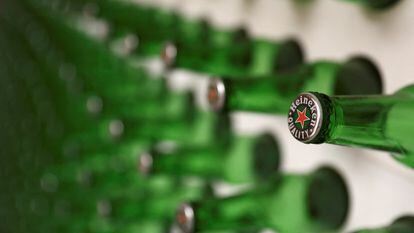 Botellas de cerveza Heineken.