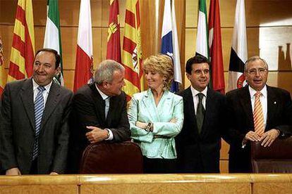 Esperanza Aguirre, flanqueada por Pedro Sanz, Ramón Luis Valcárcel, Jaume Matas y Juan José Imbroda.