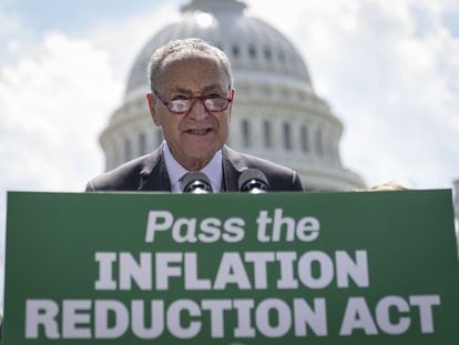 El líder de la mayoría del Senado, Chuck Schumer, habla sobre la Ley de Reducción de la Inflación frente al Capitolio de los Estados Unidos el 4 de agosto en Washington.
