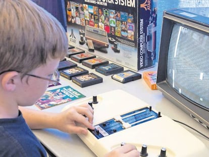 Un niño juega a una versión de Pong en el Salón de la Fama del Videojuego, en Iwoa (Estados Unidos).