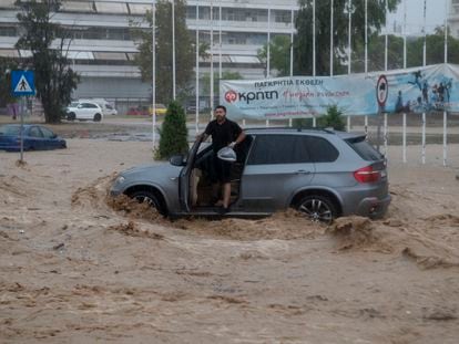 Un hombre intenta salir de su coche en la ciudad griega de Volos, una de las más castigadas por la dana Daniel, este miércoles.