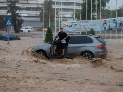 Un hombre intenta salir de su coche en la ciudad griega de Volos, una de las más castigadas por la dana Daniel, este miércoles.