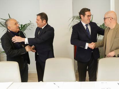 -FOTODELDIA- MADRID, 09/02/2023.- El presidente de la CEOE, Antonio Garamendi (2d), el presidente de la Confederación de la Pequeña y Mediana Empresa (CEPYME), Gerardo Cueva (2i), el secretario general de UGT, Pepe Álvarez (i), y el secretario general de CCOO, Unai Sordo. EFE/ Mariscal