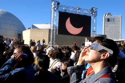 Un grupo observa el eclipse solar anular del 3 de octubre de 2005.