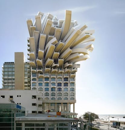 Para deformar los edificios, Enrich usa programas técnicos que él domina por su formación como arquitecto.