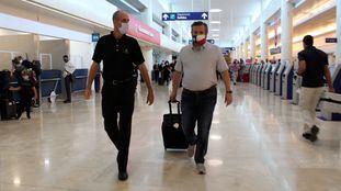 El senador texano Ted Cruz, este jueves en el aeropuerto de Cancún (México), cuando se disponía a volar de regreso de Estados Unidos.