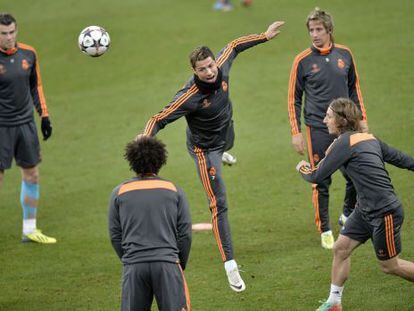 Bale, Cristiano, Marcelo, Coentrão y Modric, en el entrenamiento previo al duelo con el Schalke. 