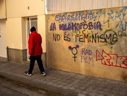 Pintadas contra la islamofobia en una calle de Calella.