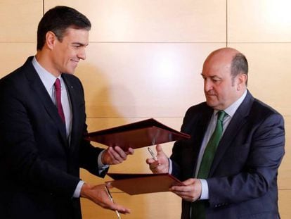El presidente del Gobierno, entonces en funciones, Pedro Sánchez (i), y el presidente del PNV, Andoni Ortuzar (d), durante la firma del acuerdo por el que los nacionalistas vascos acordaron el voto a favor de la anterior investidura de Sánchez.