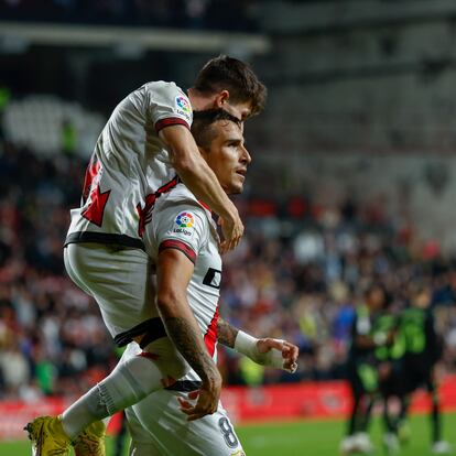 MADRID, 07/11/2022.- Los jugadores del Rayo Vallecano, el argentino Óscar Trejo (d) y Fran García, celebran el tercer gol del equipo vallecano durante el encuentro correspondiente a la jornada trece de primera división que disputan hoy lunes frente al Real Madrid en el estadio de Vallecas, en Madrid. EFE / Rodrigo Jiménez.
