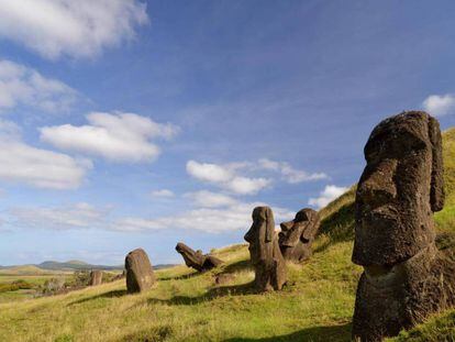 Varios moáis en la Isla de Pascua.