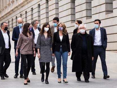 Yolanda Díaz, junto a Irene Montero, Ione Belarra y Manuel Castells y los secretarios de Estado de Unidas Podemos, este jueves frente al Congreso (Madrid).