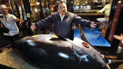 Kiyoshi Kimura, presidente de la cadena Sushi-Zanmai, muestra el atún comprado en la subasta de año nuevo del mercado Toyosu de Tokio