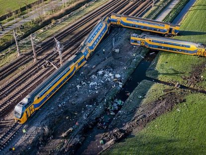 Vista aérea del tren siniestrado en Voorschoten, cerca de La Haya, este martes.