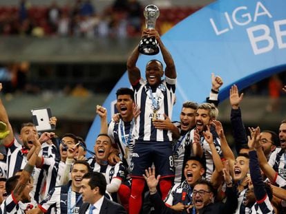 Los futbolistas de Monterrey celebran el título.