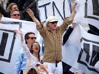 Un barco con partidarios de la permanencia de Reino Unido en la UE, liderados por el cantante irland&eacute;s, Bob Geldof, este mi&eacute;rcoles en Londres.