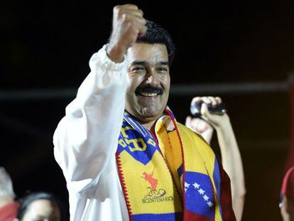 Maduro ante sus seguidores anoche en Caracas.