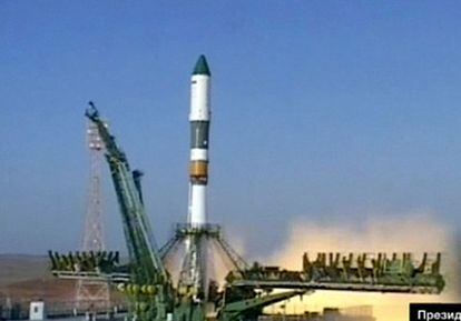 Imágenes tomadas de la televisión Rossiya 24 en el momento del despegue desde la base de Baikonur (Kazajistán)  del cohete Soyuz con el carguero espacial Progress en la punta.