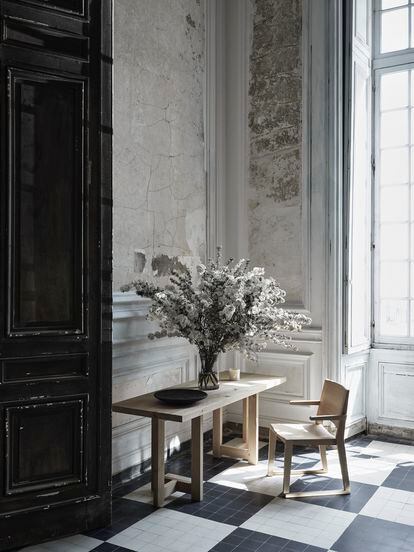 Las piezas de Vicent van Duysen para Zara Home se han fotografiado en Milán, París y Melides (Portugal). La mesa está inspirada en una de la casa actual de Van Duysen en Amberes, Bélgica. 