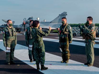 La presidenta taiwanesa, Tsai Ing-wen, habla con personal militar en una foto tomada el 15 de septiembre