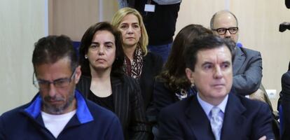 La infanta Cristina, Salvador Trinxet Llorca, Ana María Tejeiro Losada, Mercedes Coghen Alberdingk (tapada), Miguel Ángel Bonet Fiol y Jaume Matas en el banquillo de los acusados al inicio del denominado Caso Nóos