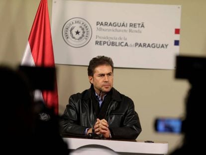 El canciller paraguayo, Luis Castiglioni, anuncia su renuncia al cargo ante los medios.