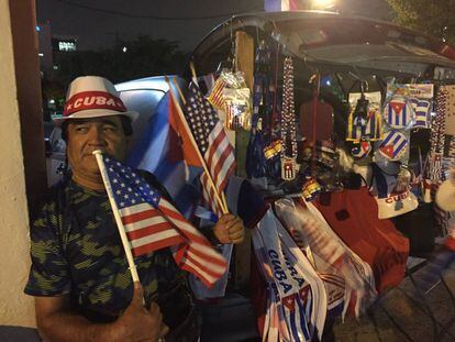 Germán Contreras delante de su camioneta, frente al café Versailles en Miami.