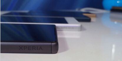 Una de las novedades en cuanto al diseño de los nuevos Sony Xperia Z5, es que todos ellos llevan en uno de sus laterales del chasis grabado el logotipo XPERIA.