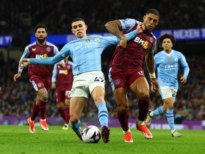 Foden y Diego Carlos pugnan por el balón en el duelo que midió al City con el Aston Villa.
