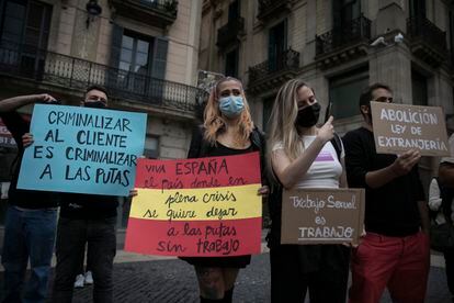 Manifestacion de prostitutas en la plaza Sant Jaume de Barcelona contra la propuesta para abolir la prostitución, este jueves.