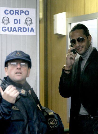 Fabrizio Corona, a la derecha, en una comisaría italiana.