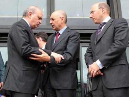 Jorge Fern&aacute;ndez (izquierda) conversa con el consejero de Interior vasco, Rodolfo Ares, en presencia de Carlos Urquijo (PP) en Bilbao.