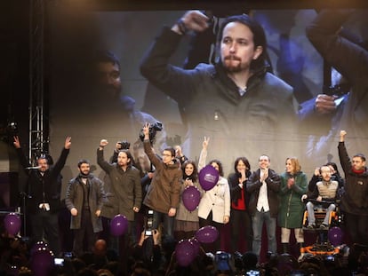 Pablo Iglesias celebra junto a los principales dirigentes de Podemos los resultados electorales de 2015.