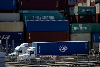 Contenedores a la espera de ser descargados en el puerto de Long Beach (California), el 1 de octubre.