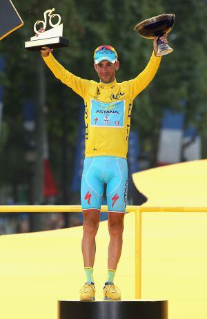 Nibali posa con sus trofeos en el podio parisino.