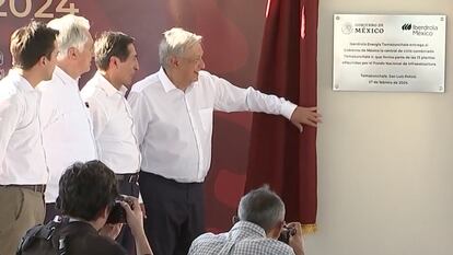 López Obrador devela una placa en el evento de nacionalización de 13 centrales eléctricas en Tamazunchale (Estado de San Luis Potosí), el 27 de febrero.