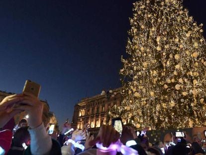 Encendido del árbol de Navidad en la plaza del Duomo de Milán.