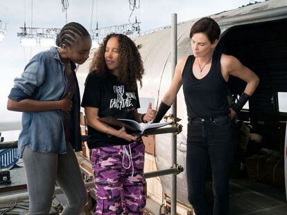 Desde la izquierda, Kiki Layne, la directora Gina Prince-Bythewood, y Charlize Theron, rodando 'La vieja guardia'.
