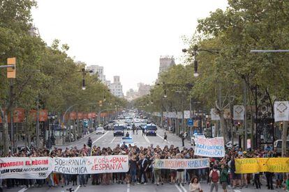 Los independentistas han cortado varias vías de la capital catalana. En la imagen, aspecto del Paseo de Gracia durante la manifestación realizada esta mañana.