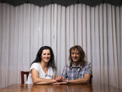 Silvia María Fernández y Jesús Antonio López, pareja de hecho en su casa en Alcalá de Henares (Madrid).