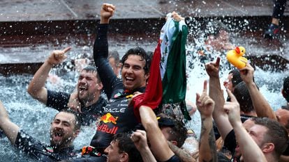 Checo Pérez celebra junto a su equipo de Red Bull la victoria en el Gran Premio de Mónaco, el 29 de mayo de 2022.