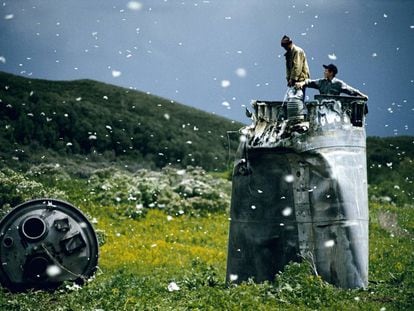 Lugareños recogiendo restos de un cohete espacial rodeados de mariposas. República de Altái, Rusia, 2000.
